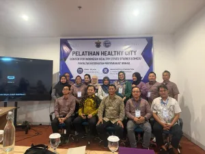 Foto bersama peserta Pelatihan Healthy City CIHCS FKM Universitas Hasanuddin bersama Dekan FKM Unhas, Prof. Dr. Sukri Palutturi.